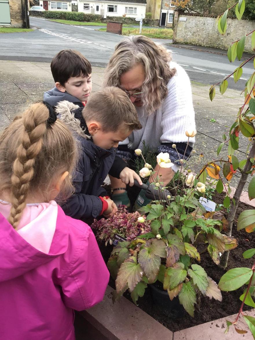 Planting with the Parish Council (7) 