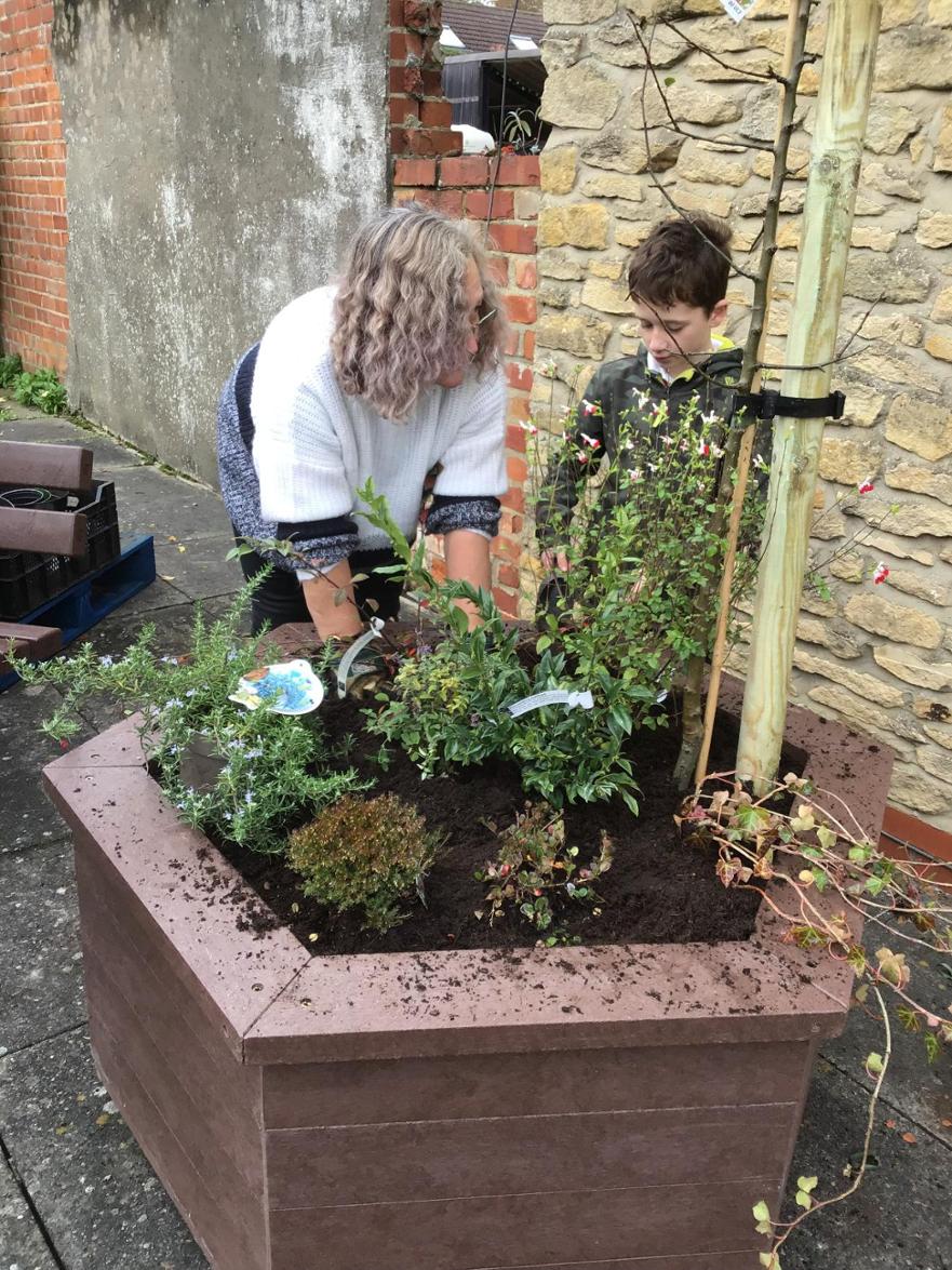 Planting with the Parish Council (1) 